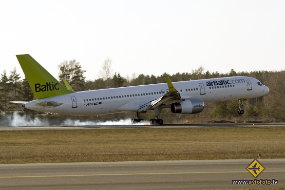 Boeing 757-256