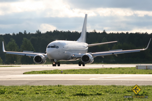 Boeing 737-548