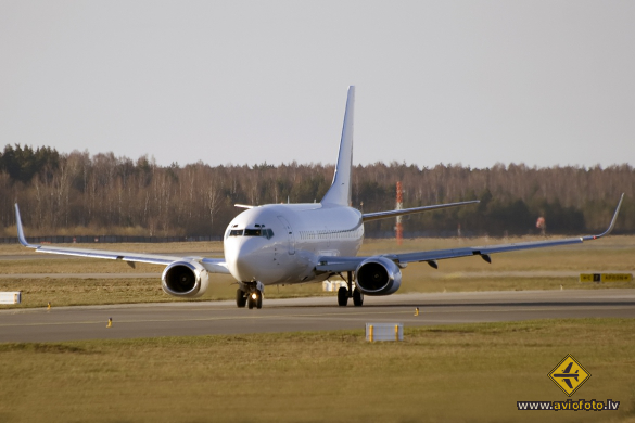 Boeing 737-548
