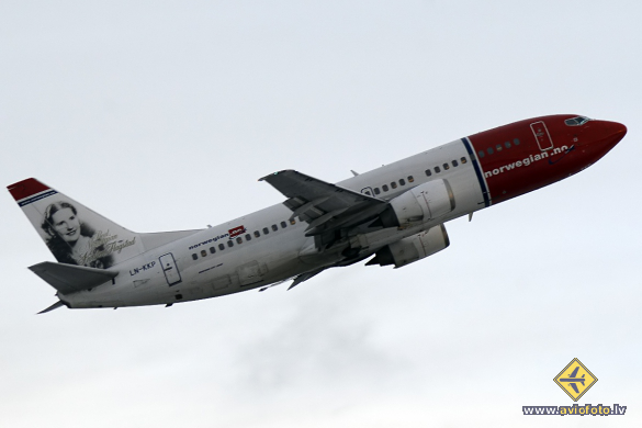Boeing 737-3M8