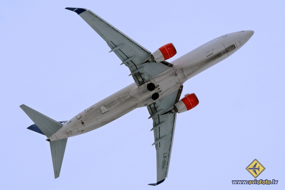 Boeing 737-883