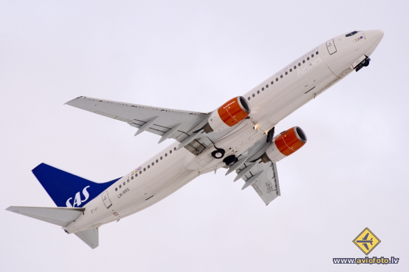 Boeing 737-883