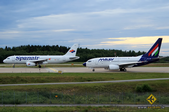 Boeing 737-6Q8