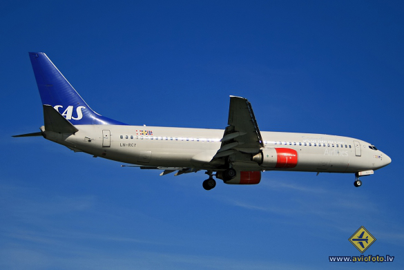 Boeing 737-883