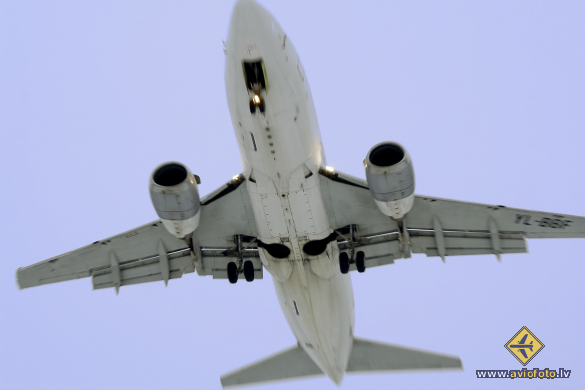 Boeing 737-548
