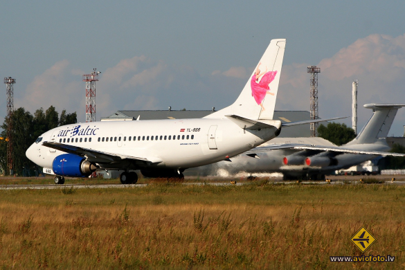 Boeing 737-505