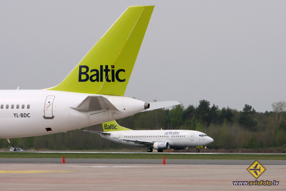 Boeing 737-548
