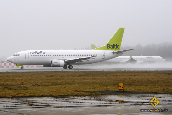 Boeing 737-31S