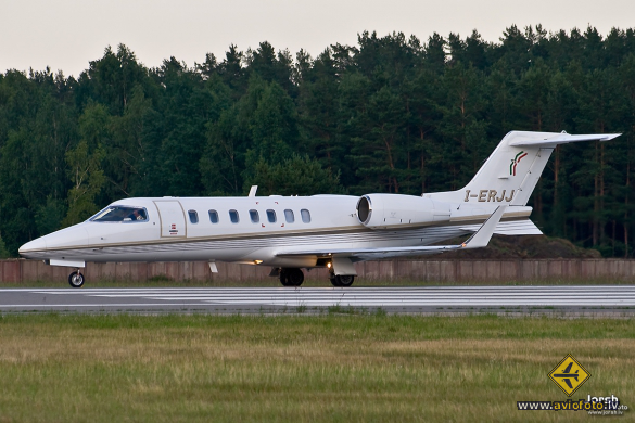 Learjet 40