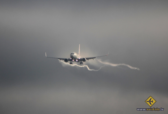 Boeing 737-8F2