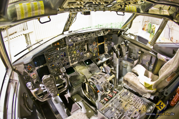 Boeing 737-528