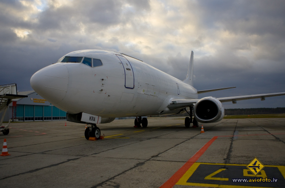 Boeing 737-3Y0(SF)