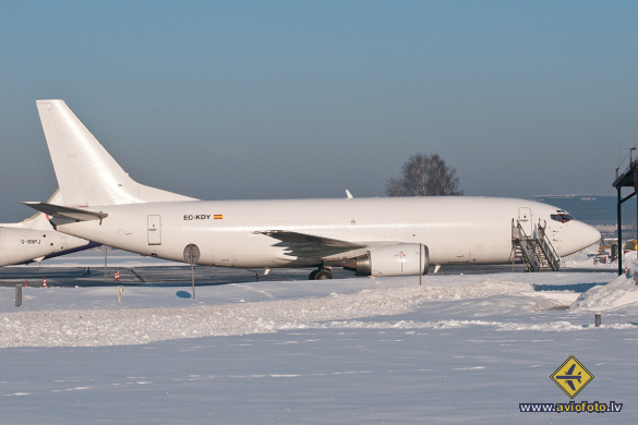 Boeing 737-3S3(SF)