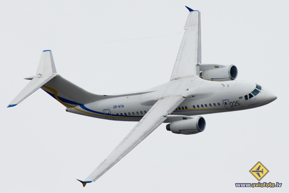 Antonov An-158