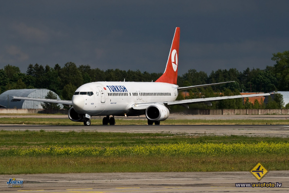 Boeing 737-8F2