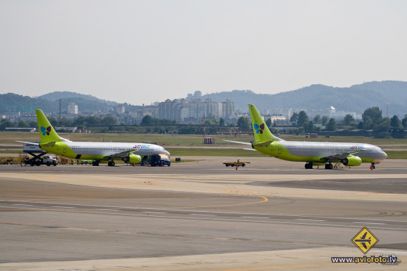 Boeing 737-86N