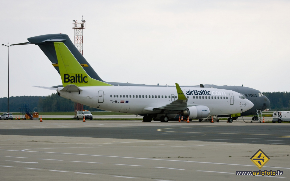 Boeing 737-33V