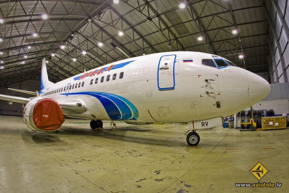 Boeing 737-528