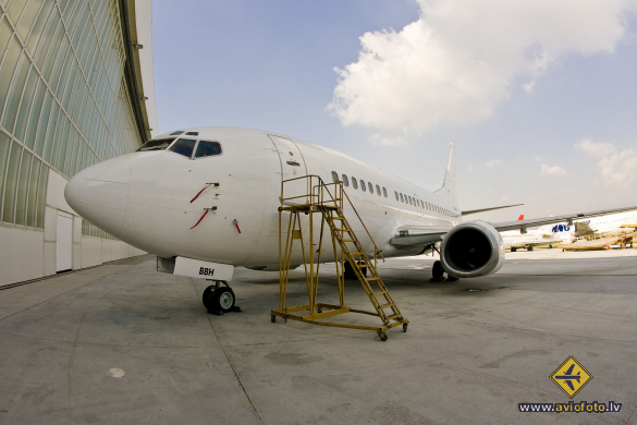 Boeing 737-548
