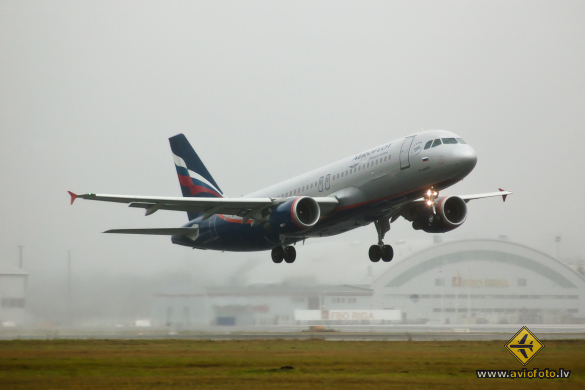 Airbus A320-214