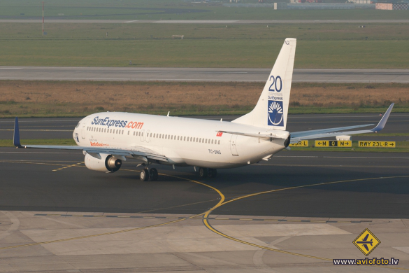 Boeing 737-8HC