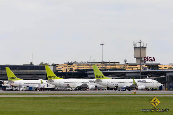Boeing 737-33V