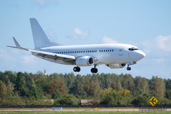 Boeing 737-548