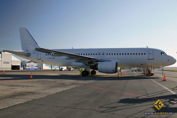 Airbus A320-214