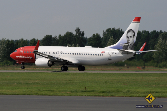 Boeing 737-8JP