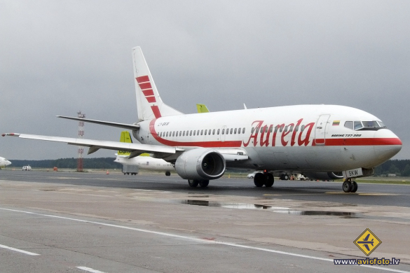 Boeing 737-382