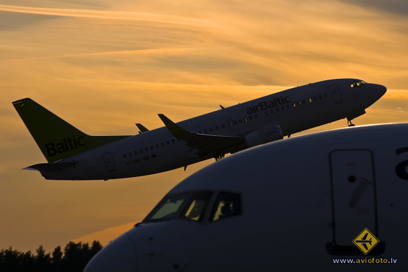 Boeing 737-33V