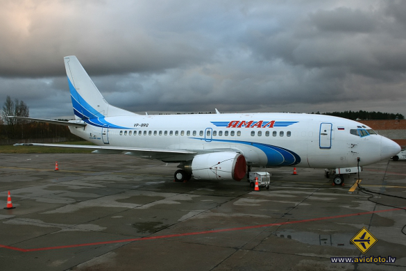 Boeing 737-528