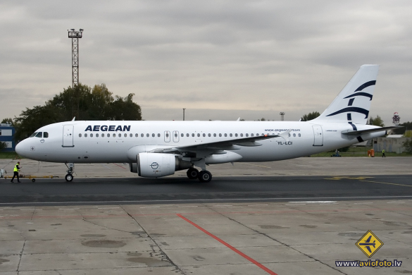 Airbus A320-214