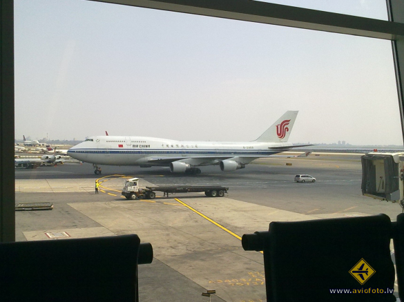 Boeing 747-4J6