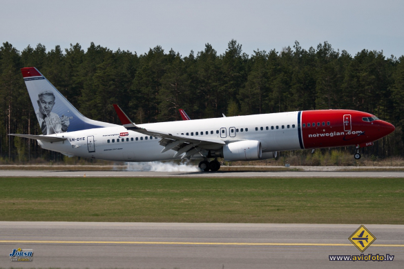 Boeing 737-8JP