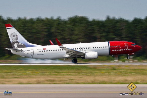 Boeing 737-8JP