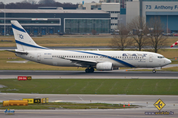 Boeing 737-858