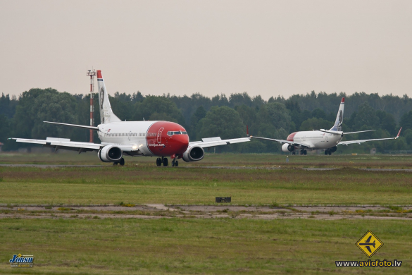 Boeing 737-36N