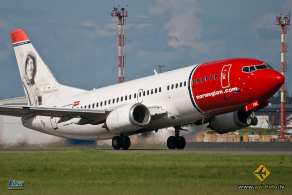 Boeing 737-36N