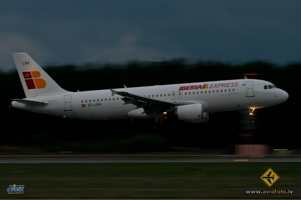 Airbus A320-214