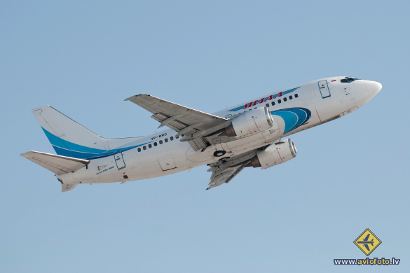 Boeing 737-528