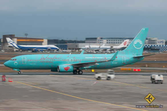 Boeing 737-8HX
