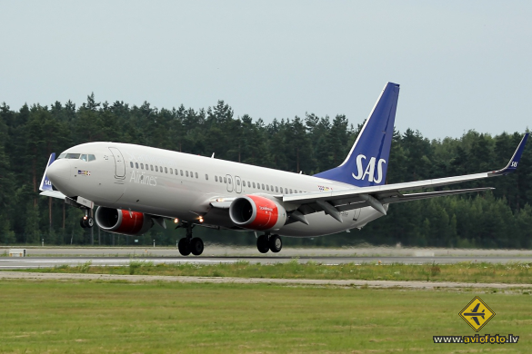 Boeing 737-883