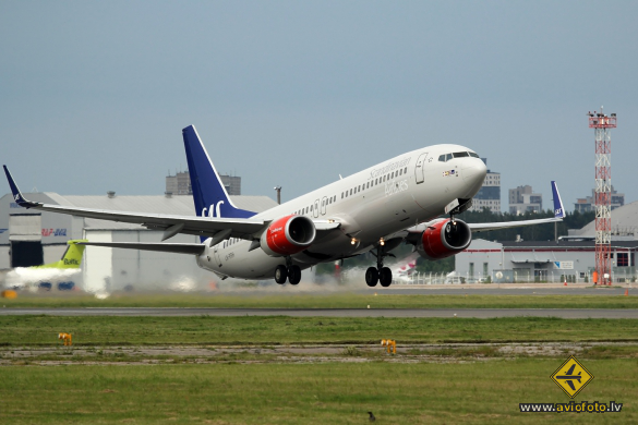 Boeing 737-883