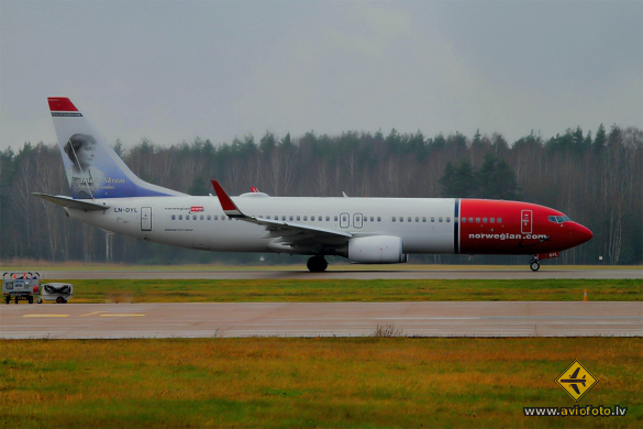Boeing 737-8JP