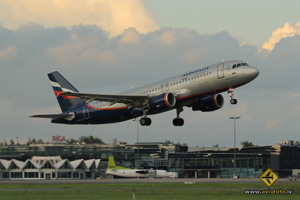 Airbus A320-214