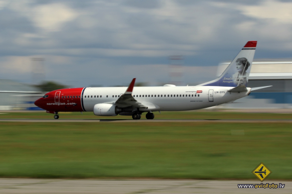 Boeing 737-8JP