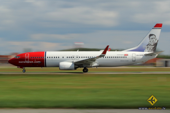 Boeing 737-8JP