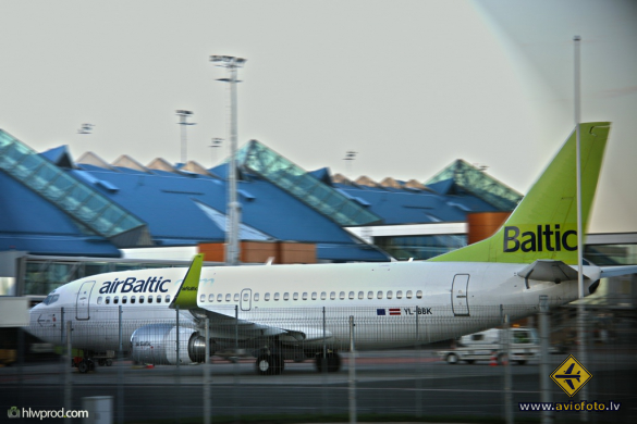 Boeing 737-33V