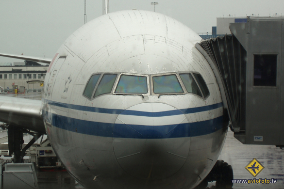 Boeing 777-2J6